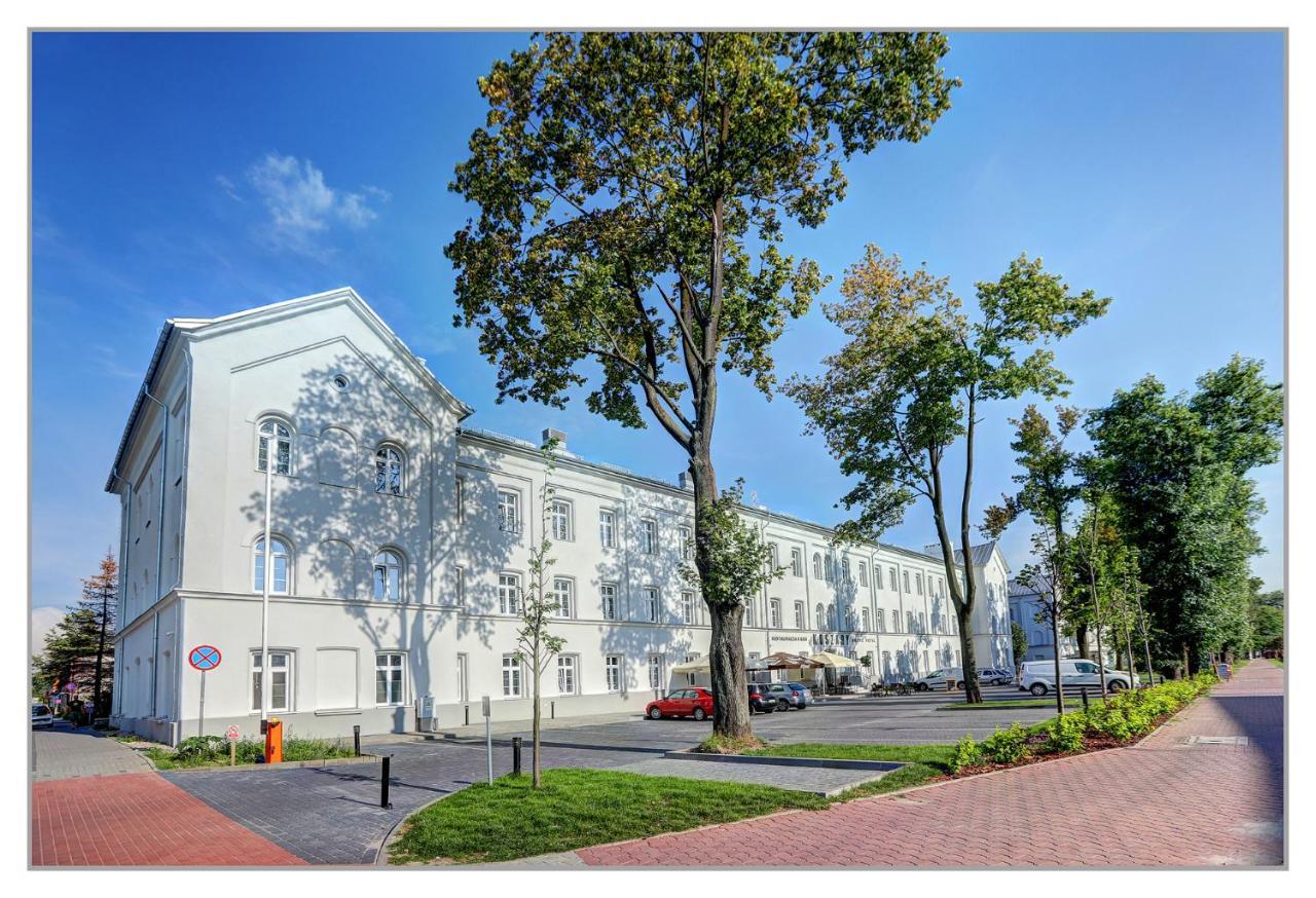 Koszary Arche Hotel Góra Kalwaria エクステリア 写真