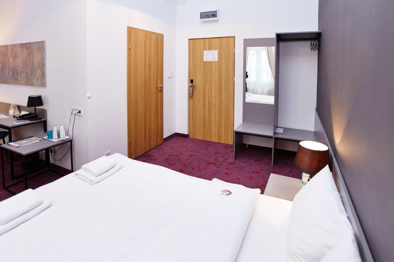 Koszary Arche Hotel Góra Kalwaria エクステリア 写真